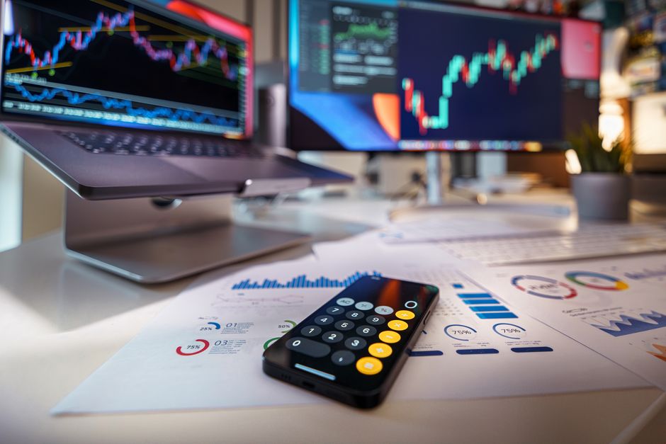 Moderni radni prostor s financijskom analizom i digitalnim grafikonima i izvještajima